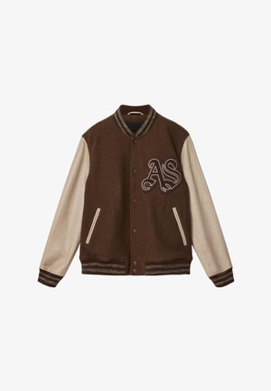 Braune Collegejacke mit cremefarbenen Lederärmeln, gestreiftem, geripptem Kragen und Bündchen, Druckknöpfen, Vordertaschen und "AS"-Logo auf der Brust.