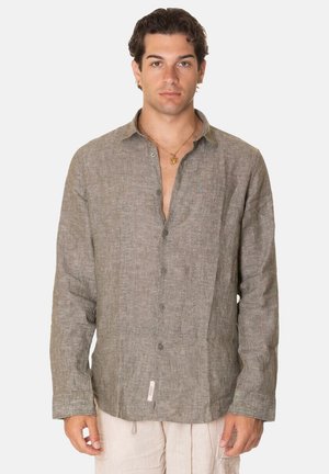 Camicia leggera in lino a maniche lunghe di un colore verde-marrone tenue. Presenta una chiusura a bottoni sul davanti e una vestibilità rilassata con un sottile motivo testurizzato.