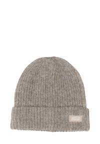 Bonnet gris tricoté avec une texture côtelée et un revers plié. Présente une petite étiquette de marque rectangulaire à l'avant.