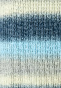 Strickstoff mit horizontalen Streifen in Blau-, Grau- und Cremetönen. Das Material hat eine weiche Textur mit einem gerippten Muster.