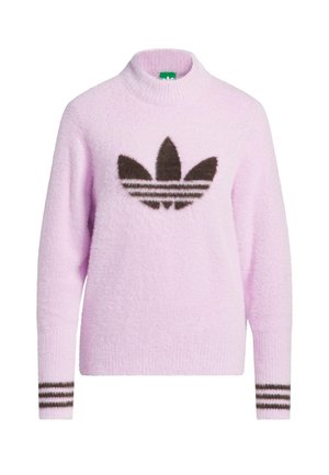 Pull léger rose avec une texture duveteuse, présentant un logo Adidas marron foncé et des accents rayés marron sur les poignets. Design à col montant.