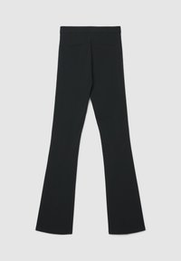 Schwarze Schlaghose mit flacher Front, zwei Gesäßtaschen und glatter Textur. Hergestellt aus leichtem Stoff für Komfort und Passform.