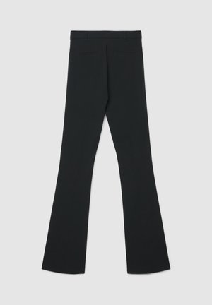 Pantaloni neri a palazzo con fronte piatto, due tasche posteriori e una trama liscia. Realizzati in un tessuto leggero per comfort e vestibilità.