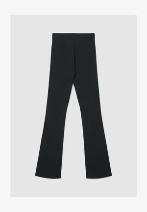 Schwarze Schlaghose mit flacher Front, zwei Gesäßtaschen und glatter Textur. Hergestellt aus leichtem Stoff für Komfort und Passform.