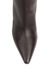 Brązowe skórzane kozaki z ostrym noskiem o gładkiej fakturze i dopasowanej cholewce, eksponujące minimalną ilość elementów metalowych i elegancki design.