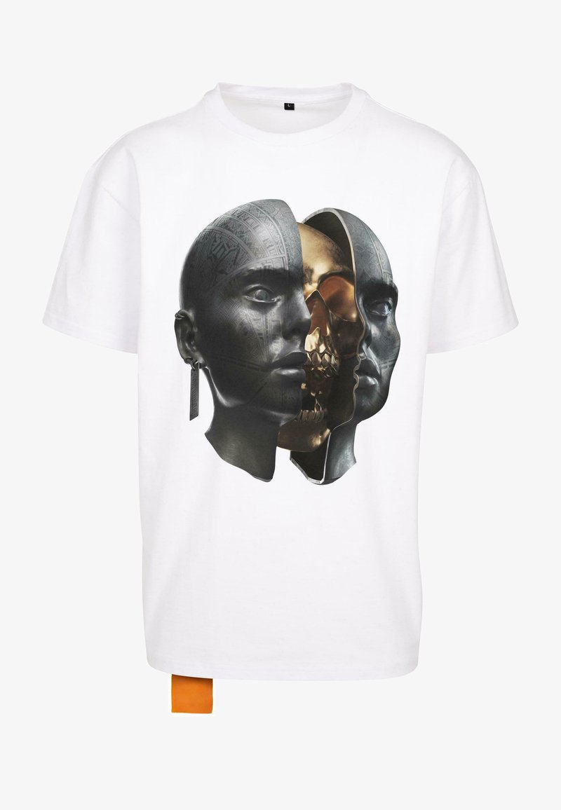 Camiseta blanca con un diseño gráfico de dos rostros estilizados, uno en negro y otro en dorado, con un detallado intrincado y una etiqueta en naranja.
