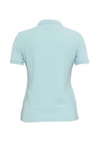 Šviesiai mėlynas polo marškinėlis, trumpomis rankovėmis, minkšta medžiaga, ribuotas apykaklė ir tvarkingas apatinis kraštas. Vienodas nugaros paviršius be raštų ar papildomų detalių.