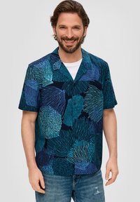 Korte mouwen shirt met een marineblauwe achtergrond en ingewikkelde patronen van teal en lichtblauwe koraal, gemaakt van lichtgewicht stof. Casual fit.
