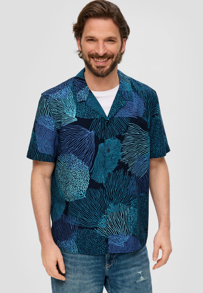 Korte mouwen shirt met een marineblauwe achtergrond en ingewikkelde patronen van teal en lichtblauwe koraal, gemaakt van lichtgewicht stof. Casual fit.