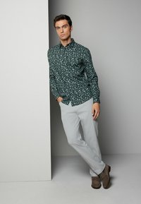 Next PRINTED SINGLE CUFF- REGULAR FIT - Shirt - green floral