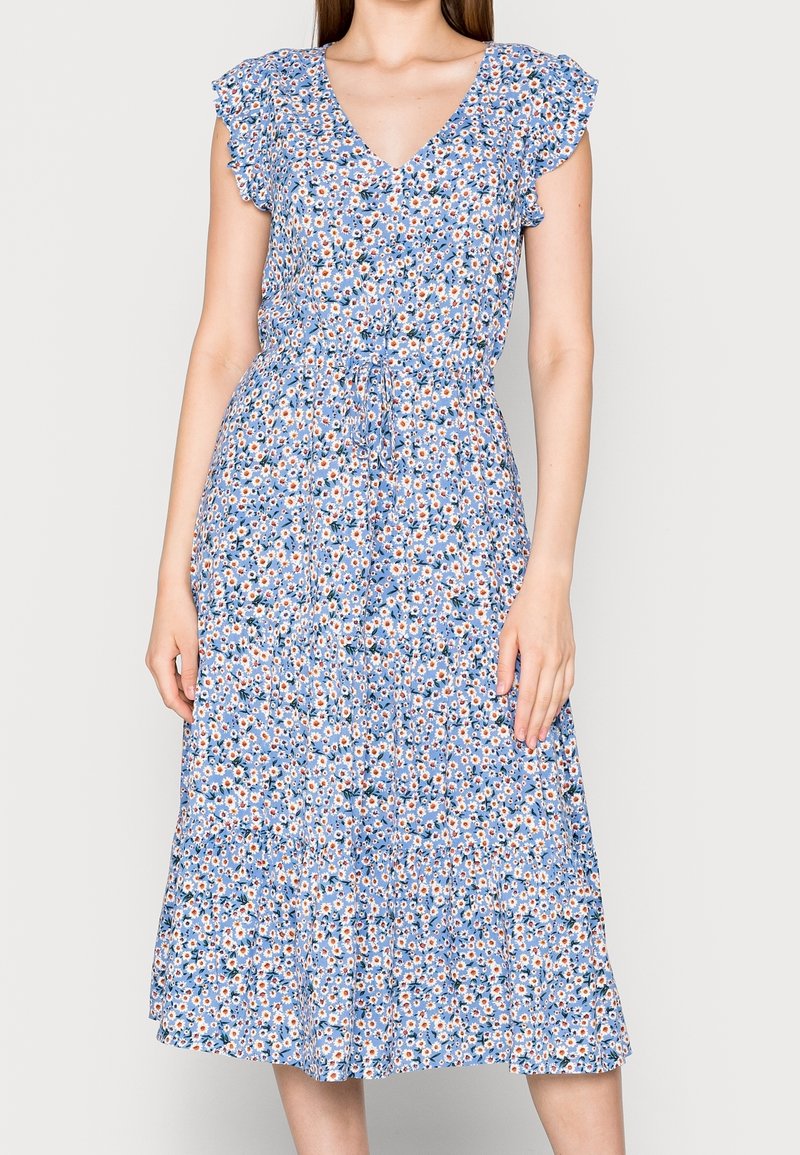 Robe midi bleue avec imprimé floral blanc et orange, manches courtes volantées, col en V, boutonnage devant et ceinture à nouer à la taille.