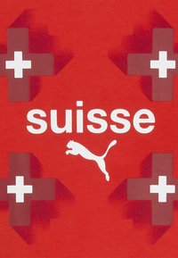 Punane T-särk, millel on valge "suisse" tekst, koos valgete ja punaste Šveitsi risti mustritega ning valge Puma logo siluett.