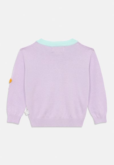Πλεκτό πουλόβερ σε λιλά χρώμα με τουρκουάζ γιακά, μακριά μανίκια, ριμπ μανσέτες και υφασμένο κίτρινο σχέδιο στο αριστερό μανίκι.