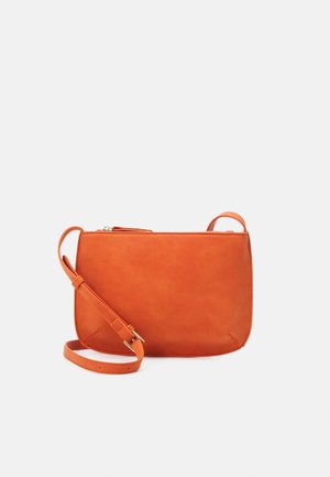 Orange læder crossbody taske med justerbar rem og spænde i guldfarve, rektangulær form med afrundede nederste kanter.