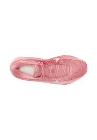 Helle rosa Sportschuh mit einem strukturierten Strick-Obermaterial, gemustert in dunklerem Rosa, weißen Akzenten auf dem Swoosh und einer transparenten Gummisohle.