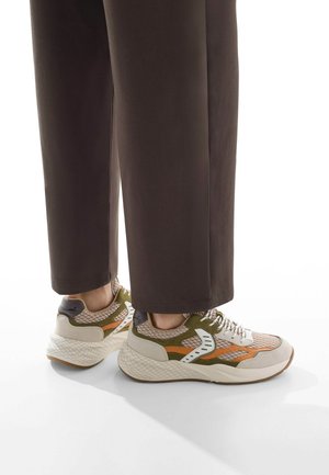 Le sneaker multicolori presentano una parte superiore in rete con dettagli beige, oliva e arancione, una suola bianca testurizzata e un dettagli in grigio sul tallone.