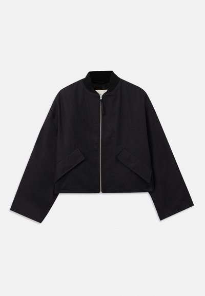 Casaco bomber preto com fecho éclair na frente, design cropped e dois bolsos angulares. Feito de um tecido suave, com colarinho canelado e mangas largas.