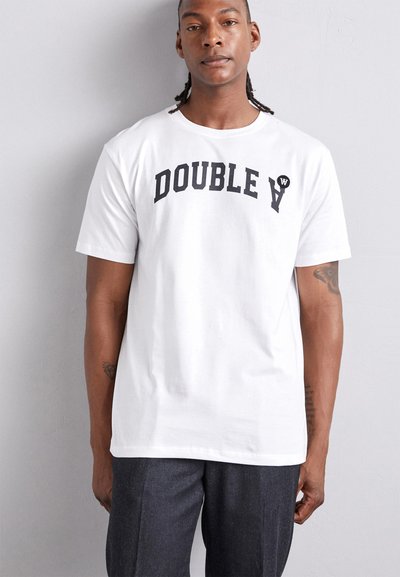 Hvid bomulds T-shirt med fed sort "DOUBLE" skrift og grafisk design aksent. Korte ærmer og afslappet pasform.