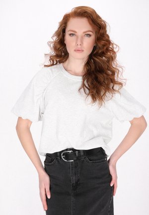 T-shirt grigia a maniche corte con scollo rotondo, abbinata a una gonna di jeans nera e una cintura larga nera con una fibbia in argento.