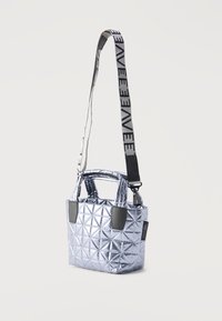 Μικρό ασημένιο τσαντάκι με καπιτονέ σχέδιο, κοντές λαβές και αποσπώμενο μαύρο και λευκό λουρί με τύπωμα "VEE".