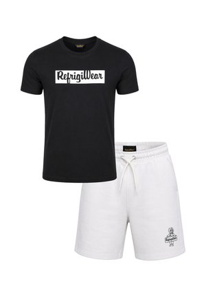 T-shirt nera a maniche corte con logo bianco "RefrigiWear" e pantaloncini bianchi con coulisse che presentano un piccolo logo cane sulla gamba.