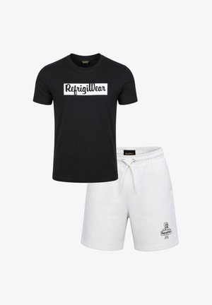 T-shirt nera a maniche corte con logo bianco "RefrigiWear" e pantaloncini bianchi con coulisse che presentano un piccolo logo cane sulla gamba.