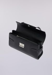 Svart läderhandväska med en slät yta, öppen topp, silverfärgade detaljer och en dragkedjefack. Har två sidodetaljer.