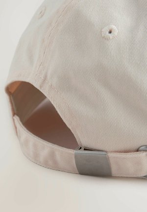 Bawełniana czapka baseballowa w jasnoróżowym kolorze, z zaokrąglonym wierzchem, regulowanym zapięciem i metalowym detalem z tyłu.