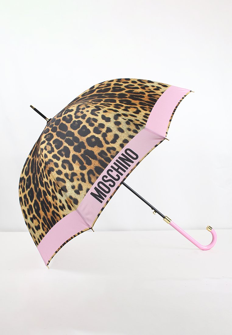 Paraguas con estampado de leopardo, con marco de metal negro, acentos en rosa y el logo "MOSCHINO". Textura de tela suave con un mango curvado.