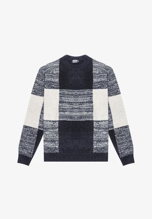 Maglione con collo rotondo, caratterizzato da un motivo a blocchi nei colori blu navy, grigio chiaro e crema, con texture e stili di lavorazione differenti.
