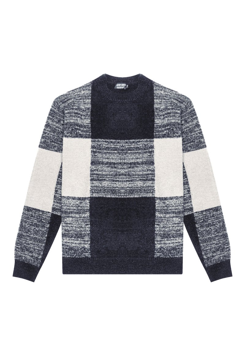Maglione con collo rotondo, caratterizzato da un motivo a blocchi nei colori blu navy, grigio chiaro e crema, con texture e stili di lavorazione differenti.