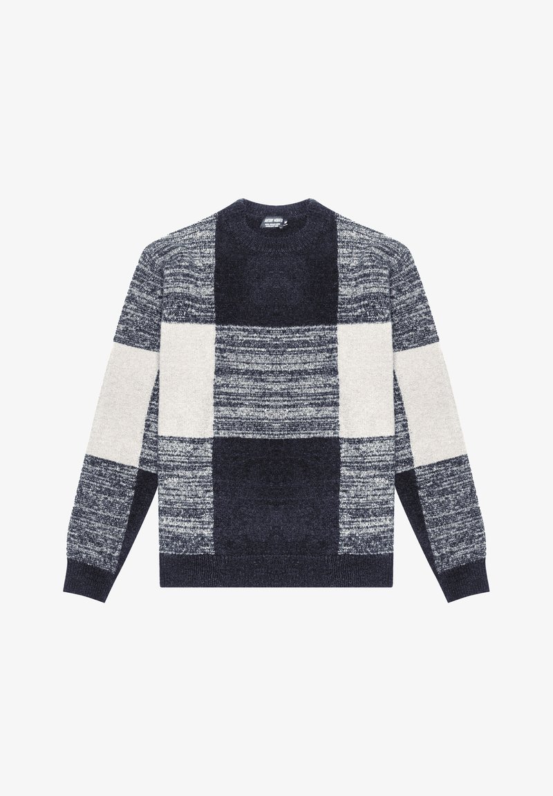 Maglione con collo rotondo, caratterizzato da un motivo a blocchi nei colori blu navy, grigio chiaro e crema, con texture e stili di lavorazione differenti.