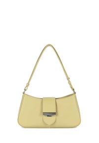 Gele leren handtas met een gebogen vorm, verstelbare schouderriem en een opvallende klep met zilverkleurige metalen sluiting.