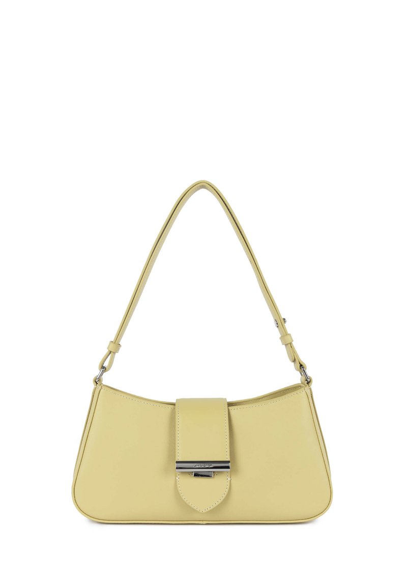 Gele leren handtas met een gebogen vorm, verstelbare schouderriem en een opvallende klep met zilverkleurige metalen sluiting.