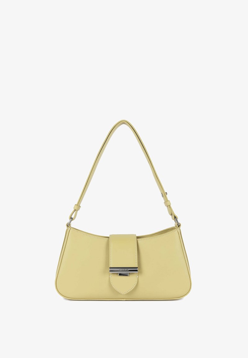 Gele leren handtas met een gebogen vorm, verstelbare schouderriem en een opvallende klep met zilverkleurige metalen sluiting.