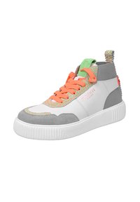 Sneaker alta realizzata in materiale sintetico bianco, con accenti in suede grigio, dettagli intrecciati multicolori, lacci arancioni e una suola bianca testurizzata.