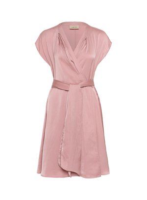 Rochie tip wrap dintr-un material moale, de culoare roz deschis. Are mâneci scurte, decolteu adânc în V și o curea asortată la talie. Textură netedă cu un design drapat.