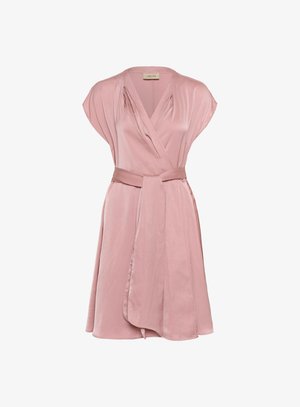 Šaty vo voľnom strihu z jemnej, svetloružovej látky. Majú krátke rukávy, hlboký výstrih do V a zodpovedajúci opasok v páse. Hladká textúra s prehnutým dizajnom.
