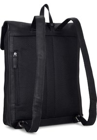 Sac à dos en cuir noir avec un panneau en maille texturée. Il dispose d'une poche zippée, de bretelles réglables et d'une poignée supérieure renforcée.