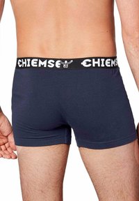 Boxer briefs blu navy con elastico nero in vita caratterizzato dal logo bianco "CHIEMSEE", tessuto liscio e design aderente.