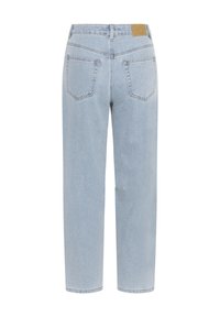 Světle modré džíny s rovnými nohavicemi, zadními kapsami a malou hnědou koženou značkovou nášivkou na pase.