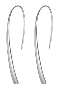 Boucles d'oreilles en métal argenté au design élégant et allongé, avec une fine forme de crochet incurvé pour un look minimaliste.