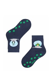 Marineblaue Socken mit einem Pinguin in einer Schneekugel und einem Zirkuszelt-Design. Grüne Schneeflocken-Greifer an den Sohlen. Hergestellt aus weichem Stoff.