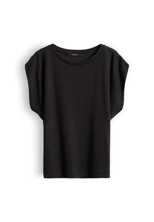 Zwart topje met korte mouwen, een losse pasvorm, ronde halslijn, licht gezakte schouders en zachte stof die tegen een witte achtergrond hangt.