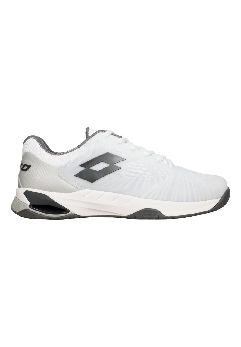 Chaussure de sport blanche avec une tige texturée, des accents gris et un logo noir. Elle dispose d'une semelle rembourrée et d'un talon renforcé.