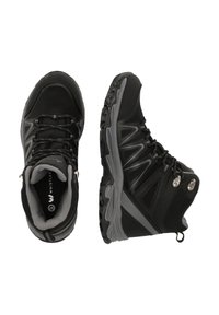 Mustat vaelluskengät, joissa on yhdistelmä synteettisiä ja tekstiilimateriaaleja, korkea design, teksturoitu pohja ja harmaita yksityiskohtia.