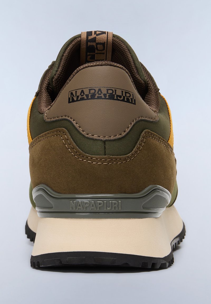 Deportivas para hombre en ante verde oliva y malla, con un talón de cuero marrón, que presentan una suela gris y detalles en amarillo. Logotipo en la pestaña del talón.