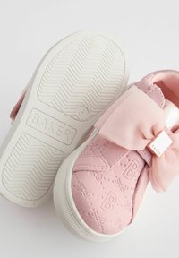 Rosa Sneaker aus Kunstleder mit geprägten Schleifenmustern, einem großen Schleifenakzent und einer weißen Gummisohle mit Fischgrätmuster.
