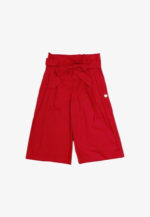 Rote hochtaillierte Shorts mit einem breiten Gürtel, gefälteltem Design und dekorativem herzförmigem Detail an der Seite. Hergestellt aus einem glatten Stoff.