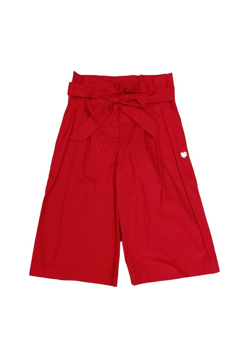Rote hochtaillierte Shorts mit einem breiten Gürtel, gefälteltem Design und dekorativem herzförmigem Detail an der Seite. Hergestellt aus einem glatten Stoff.